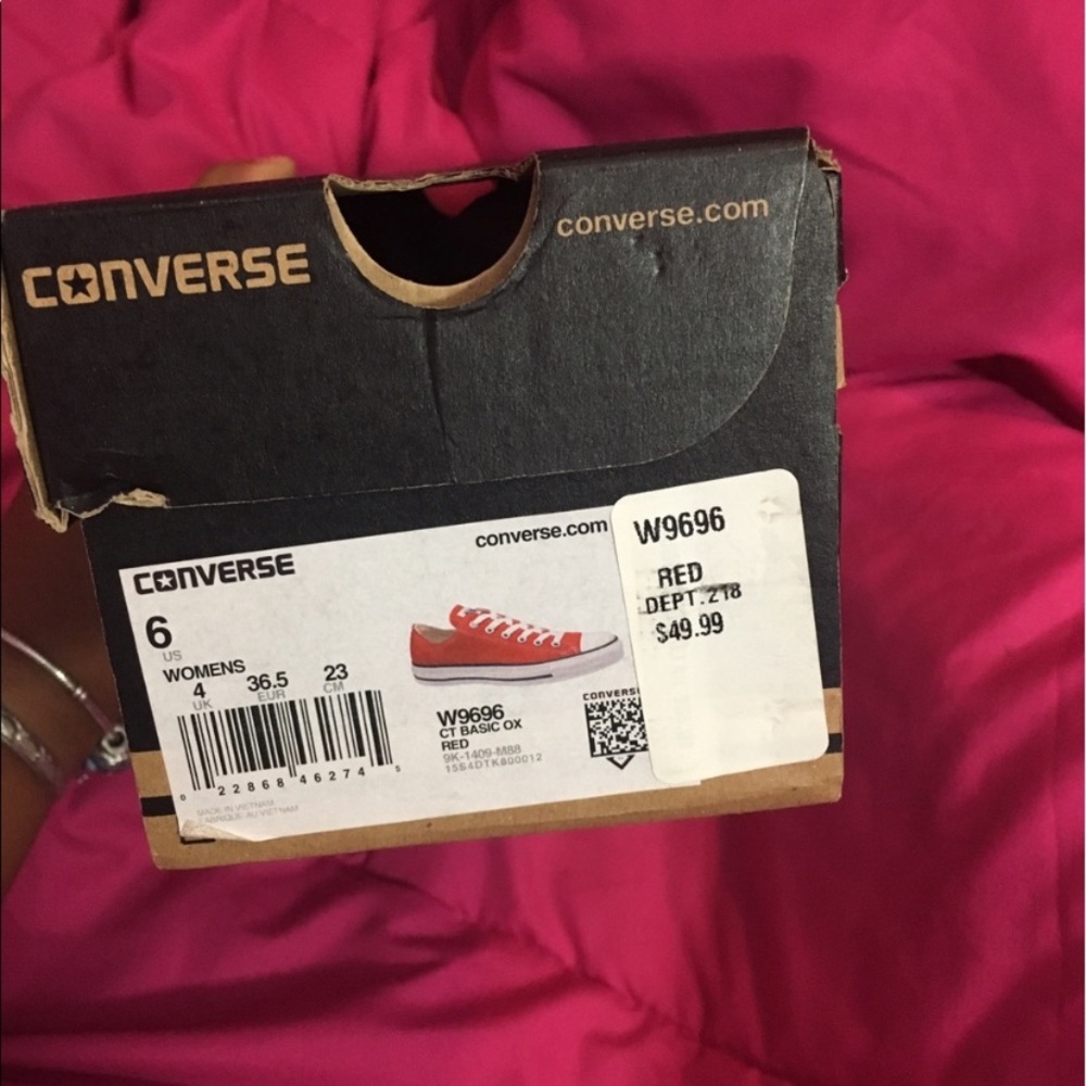 Red converse - Picture 2 of 3